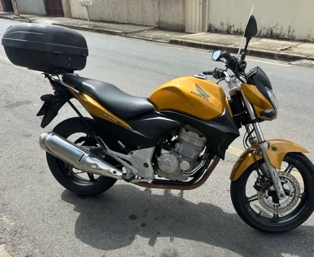 Honda CB300r 2011 motor novo com baú brinde doc ok