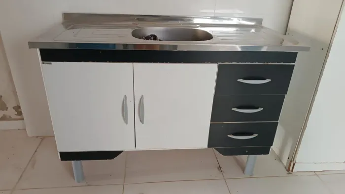 Gabinete com pia inox bem conservado