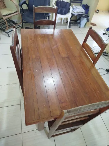 Mesa e Cadeiras de Madeira