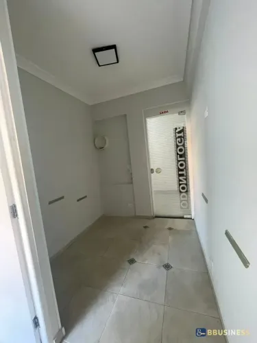 Sala para venda e locação, 36m² com recepção e janela com ventilação natural, Santo Antôni