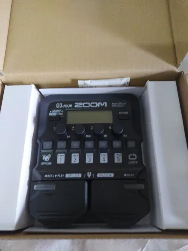 PEDAL DE EFEITOS GUITARRA ZOOM G1 FOUR NOVO 