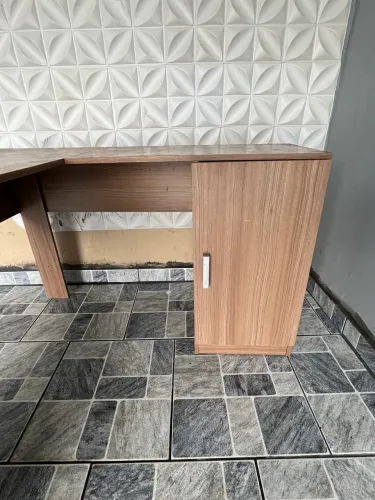 Escrivaninha em L com gaveteiro em perfeito estado