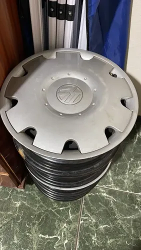 Jogo de quatro rodas com calotas volkswagen