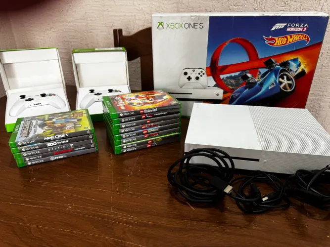 Xbox One S | 500gb | 2 controles e caixa do console original