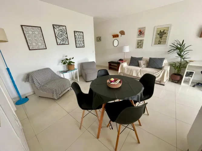Conjunto mesa de jantar preta e cadeiras estilo eames 