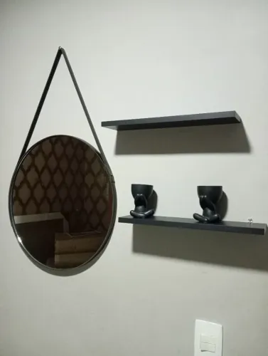 Espelho com duas prateleiras