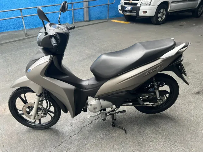 Biz 125 2023 baixo km financia até 48x