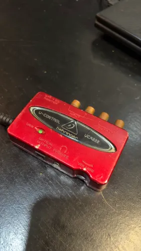 INTERFACE DE ÁUDIO BEHRINGER UCA222