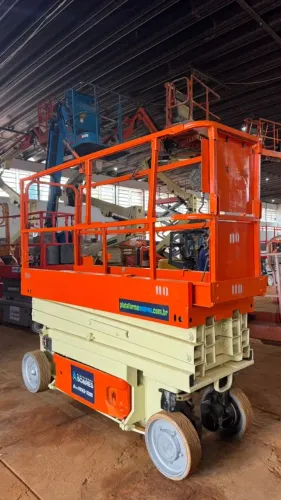 Plataforma elevatória tesoura JLG 8M - seminova