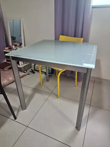 Mesa de 4 lugares + cadeiras