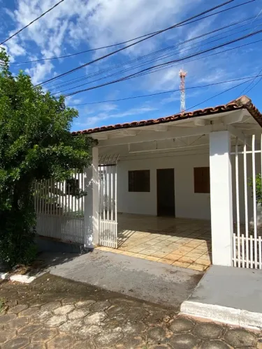 Casa no Condominio Beija Flor, no Bairro Jardim Ubirajara, atrás do Colégio PLURAL