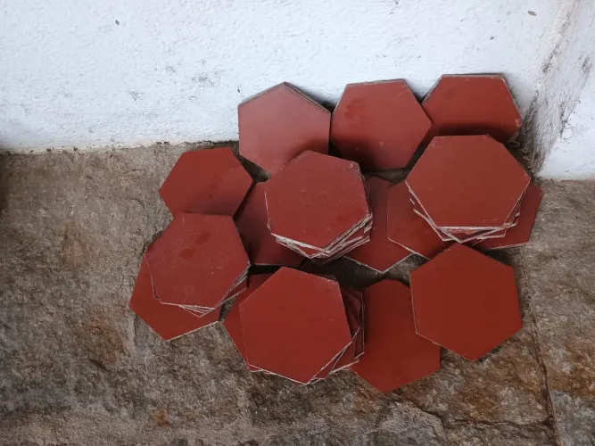 Azulejos hexagonal terracota usado.