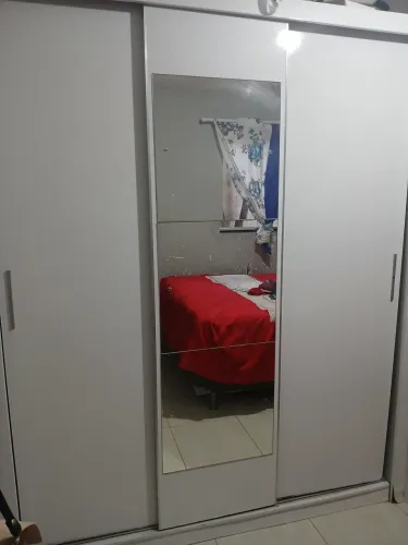 Vendo Guarda roupa usado precisa arrumar o trilho das portas porém funciona perfeitamente