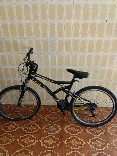 Bicicleta +um pneu novo