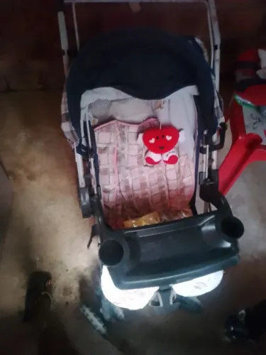 Estou vendendo um carrinho de bebê conforto 