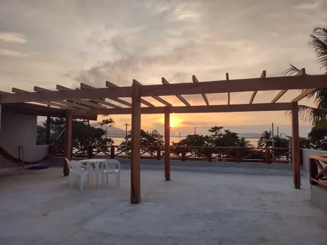 Prédio comercial de frente para o mar , Maranduba Ubatuba sp.