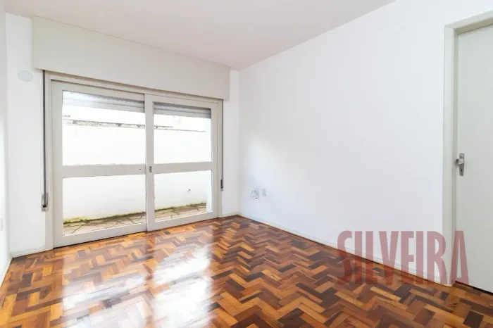 APARTAMENTO PARA LOCAÇÃO NO BAIRRO PETRÓPOLIS - 54 M² PRIVATIVOS, SUÍTE E PÁTIO EXCLUSIVO 