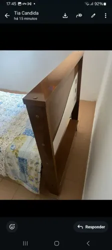 Cama de solteiro de madeira.