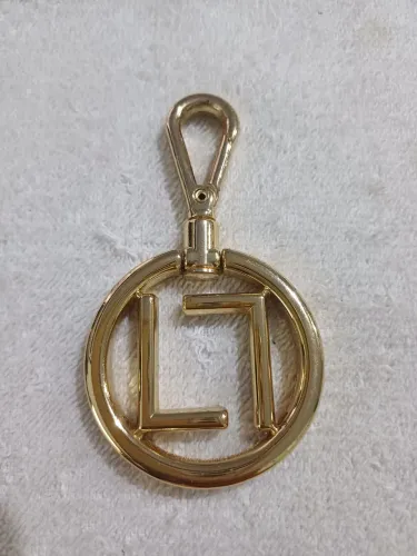 Chaveiro dourado da marca Luz da Lua