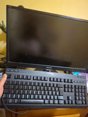 Monitor e teclado Hyperx