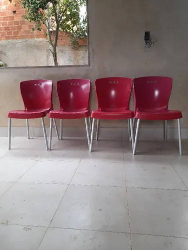 Lote de 19 Cadeiras Tramontina Mona em Polipropileno Vermelhas Pés de Alumínio Anodizado