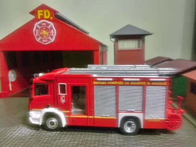 Miniatura 2003 FOURGON POMPE TONNE SECOURS ROUTIERS SCANIA - ESCALA 1/64 - FAB.: DEL PRADO
