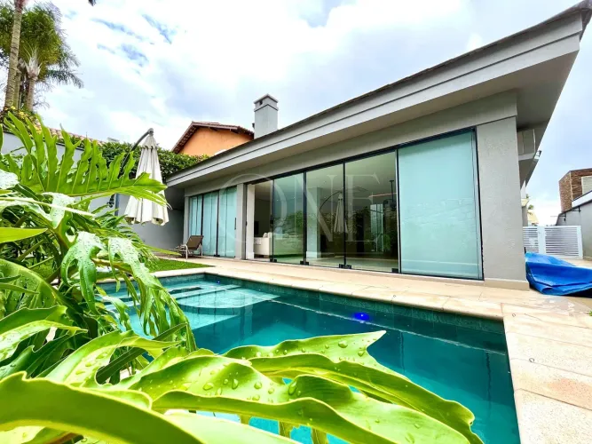 Casa em condomínio na Aldeia da Serra, 5 suítes, piscina e varanda gourmet