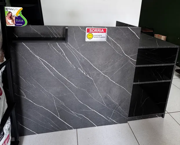 Conjunto Balcão/Caixa de loja e expositor central