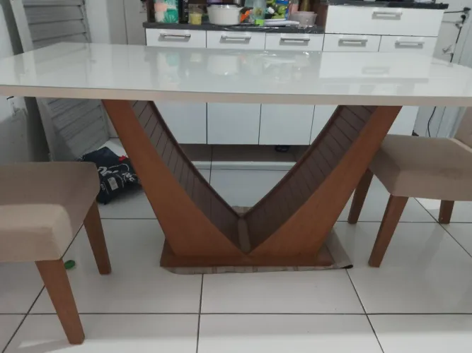 Mesa de tampa de vidro e madeira