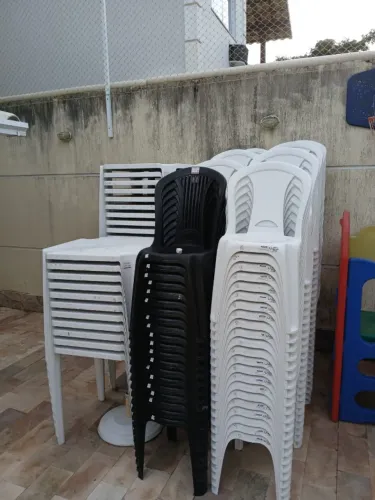 Vendo mesas e cadeiras plásticas da marcaTramontina
