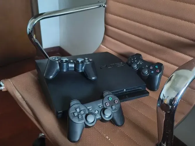 PlayStation 3 Slim com 3 controles, funcionando