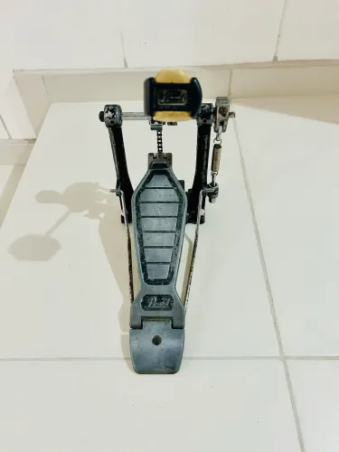 Pedal de bumbo Pearl vintage - corrente simples - robusto e funcional