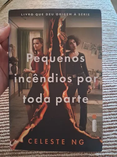 Livro Pequenos incêndios por toda parte - Celeste NG