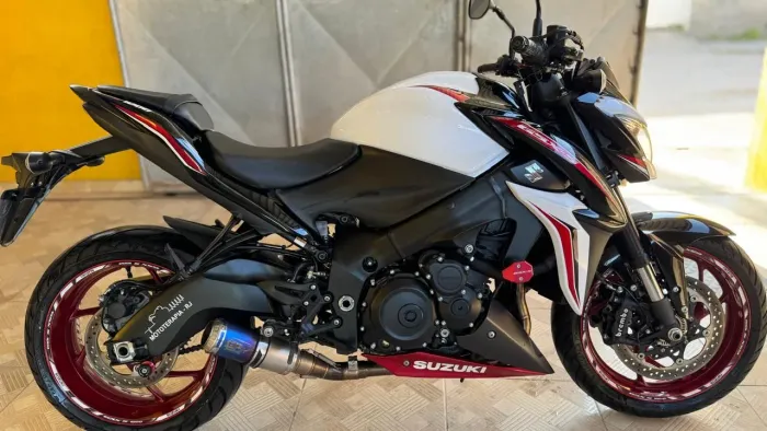 Moto Suzuki muito nova
