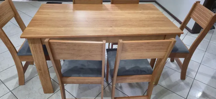 Mesa + 6 cadeiras estofadas - Apenas 4 meses de uso. Em perfeito estado, pouco usadas