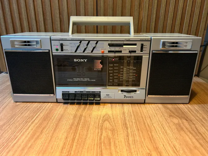 Boombox Sony CFS-3000s - Rádio 7 Faixas e Toca fitas