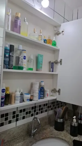 Armário espelhado para banheiro com portas reclináveis.<br>Zerado!