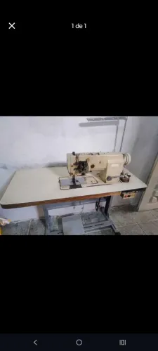 Máquina industrial,duas agulhas, funcionando perfeitamente.