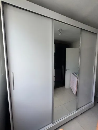 Guarda roupa portas de correr com espelho 