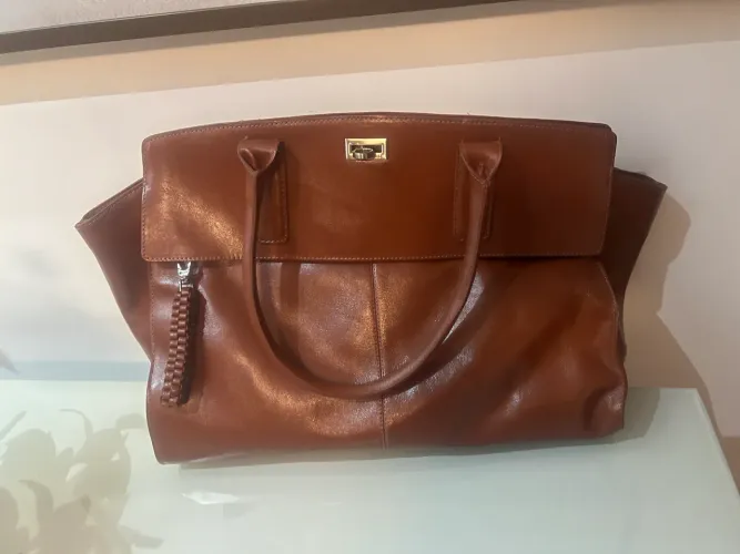 Bolsa Couro marrom Schutz. Tamanho excelente pra quem deseja espaço amplo.