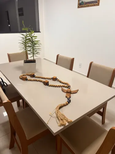 Vendo mesa de jantar com 6 cadeiras
