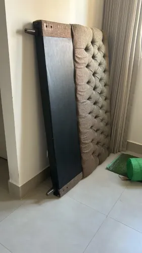 Cabeceira para cama Queen (1,58 m de largura) em tecido marrom, estilo capitonê