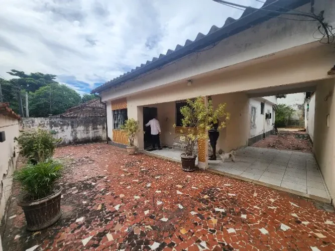 Cada perto centro de CG, com terreno gigante