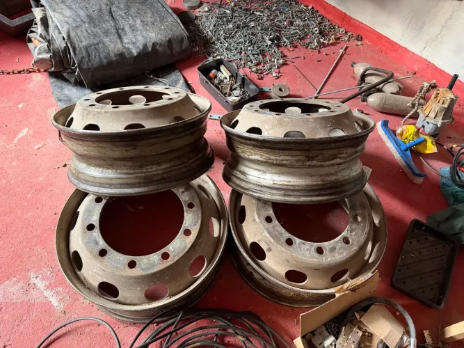 4 rodas 10 furos 275/80R 22.5 Mercedes 