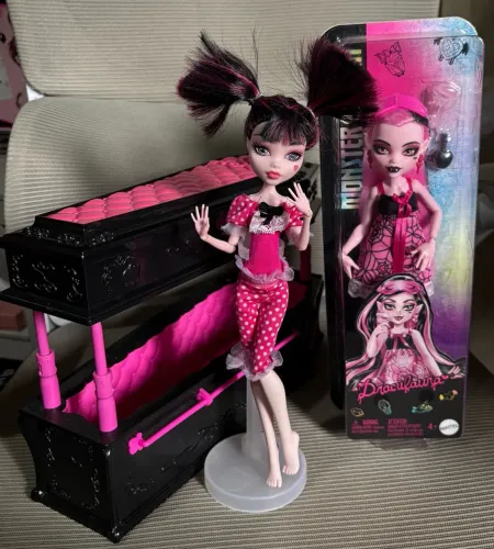 Lote monster high Draculaura Dead tired com caixão e Draculaura pijama G3 lacrada