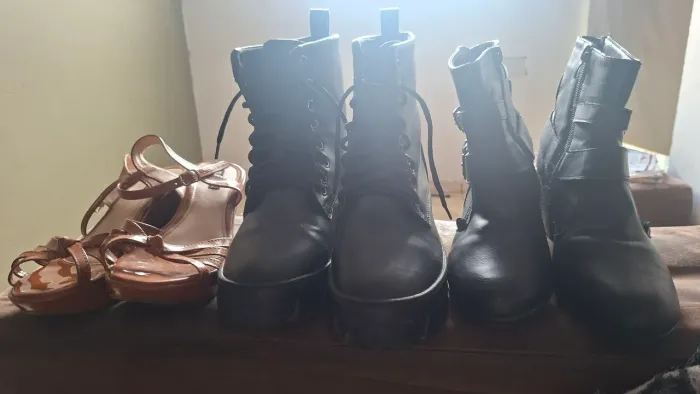 (TUDO POR R$ 80,00)Duas botas e um sapato feminino. Tam.37