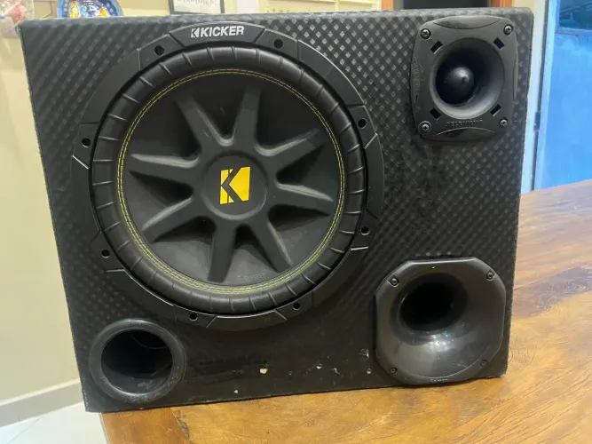 Caixa som automotivo kicker (USA).