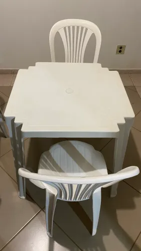 Conjunto mesa e cadeira plastico