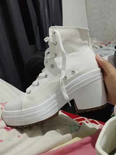 Bota cano alto e salto estilo all star