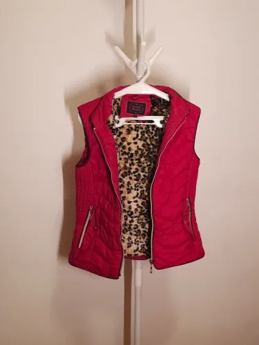 Colete puffer vermelho forro de onça